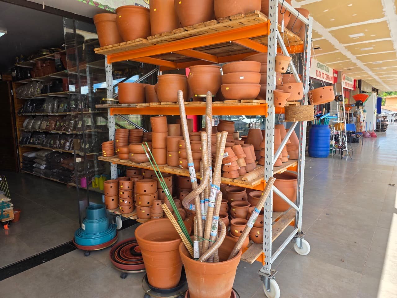 Balcao da loja com produtos prontos para retirada